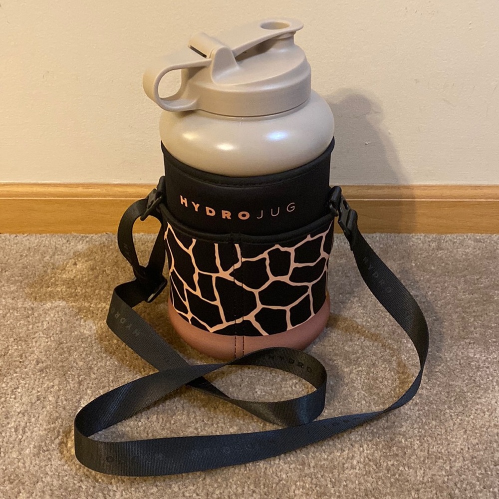 NWOT Taupe Pro HydroJug w/ Giraffe Sleeve
